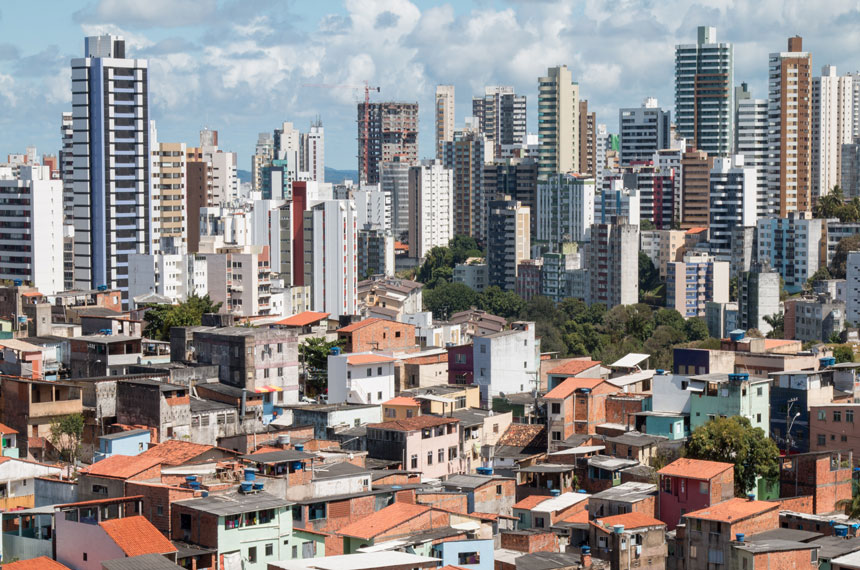 Contraste:favela e bairro nobre nas cidades do Brasil.